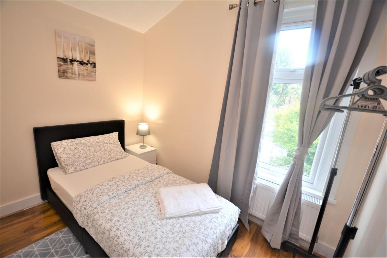 Cheerful 3 Bedroom Home In Greater Londra Esterno foto